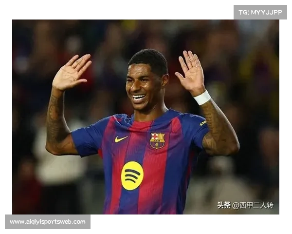 巴萨训练基地开放日,拉什福德与球迷互动签名